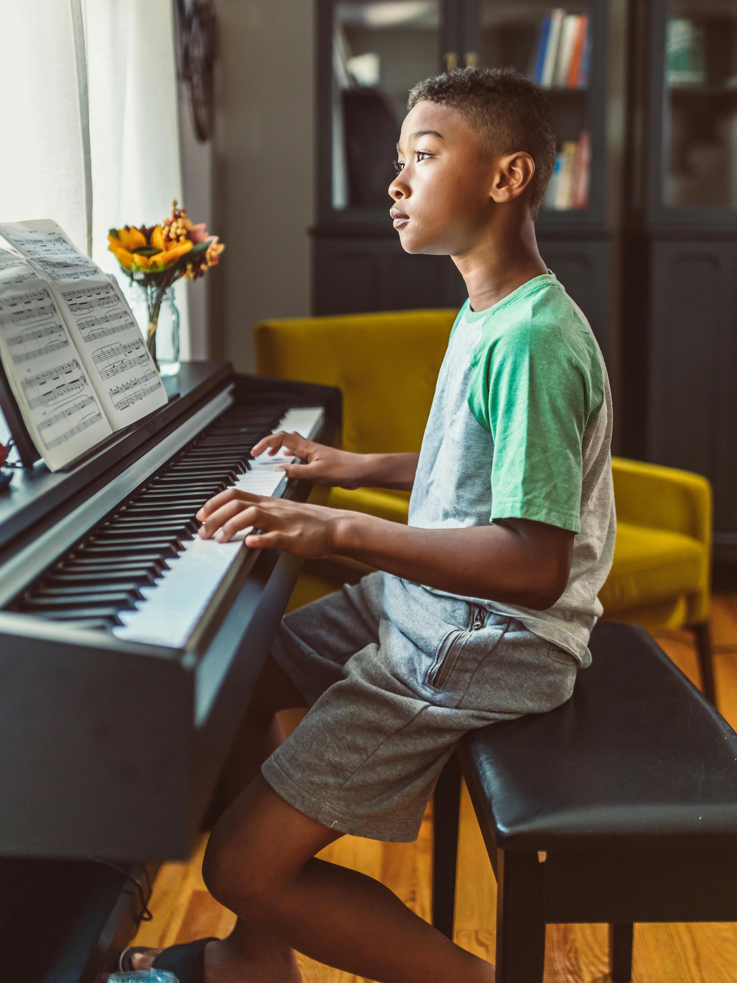 Kind aan de piano